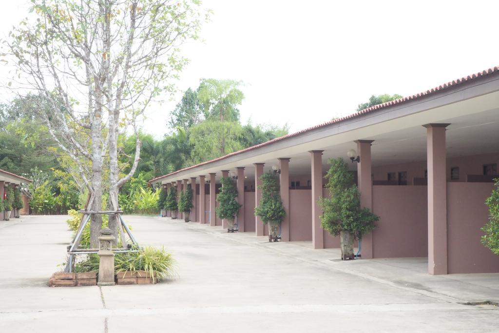 Rimmueng Resort Phanom Sarakham Buitenkant foto